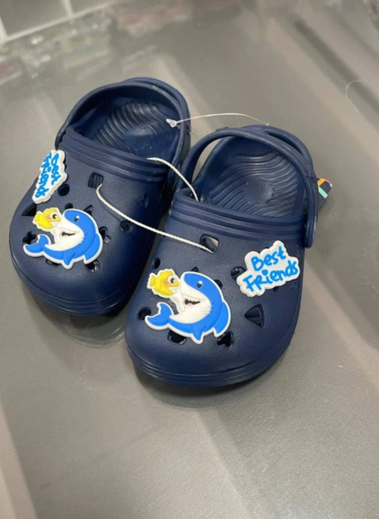 Navy blue baby clogs with heel strap featuring shark and 'Best Friends' design. Aromatic toddler sandals in sizes 20-25 for summer comfort.